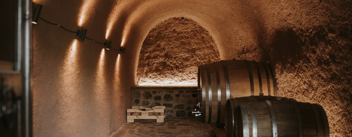 Cantine De Biase, piwnica w grocie, Roccanova